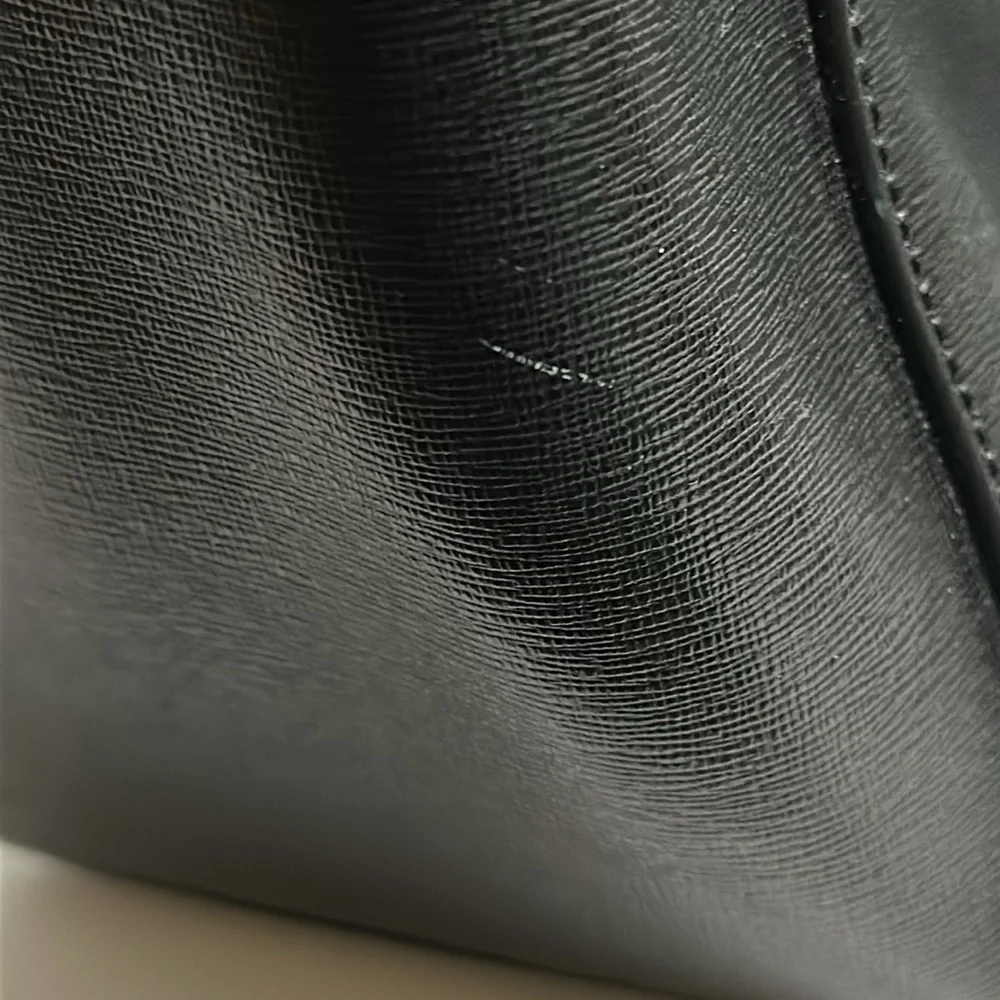 Tory Burch Robinson Tote in Black Saffiano Leather - EUC